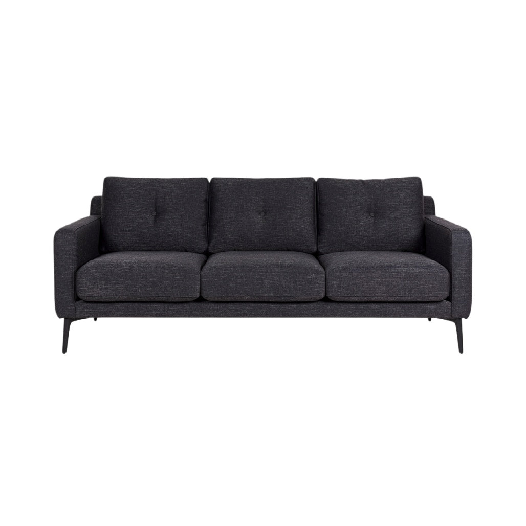 **Czarny sofa z trzema poduszkami na metalowych nóżkach**